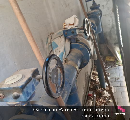 צינורות ברזל עם ברזים גדולים ומוטות עץ